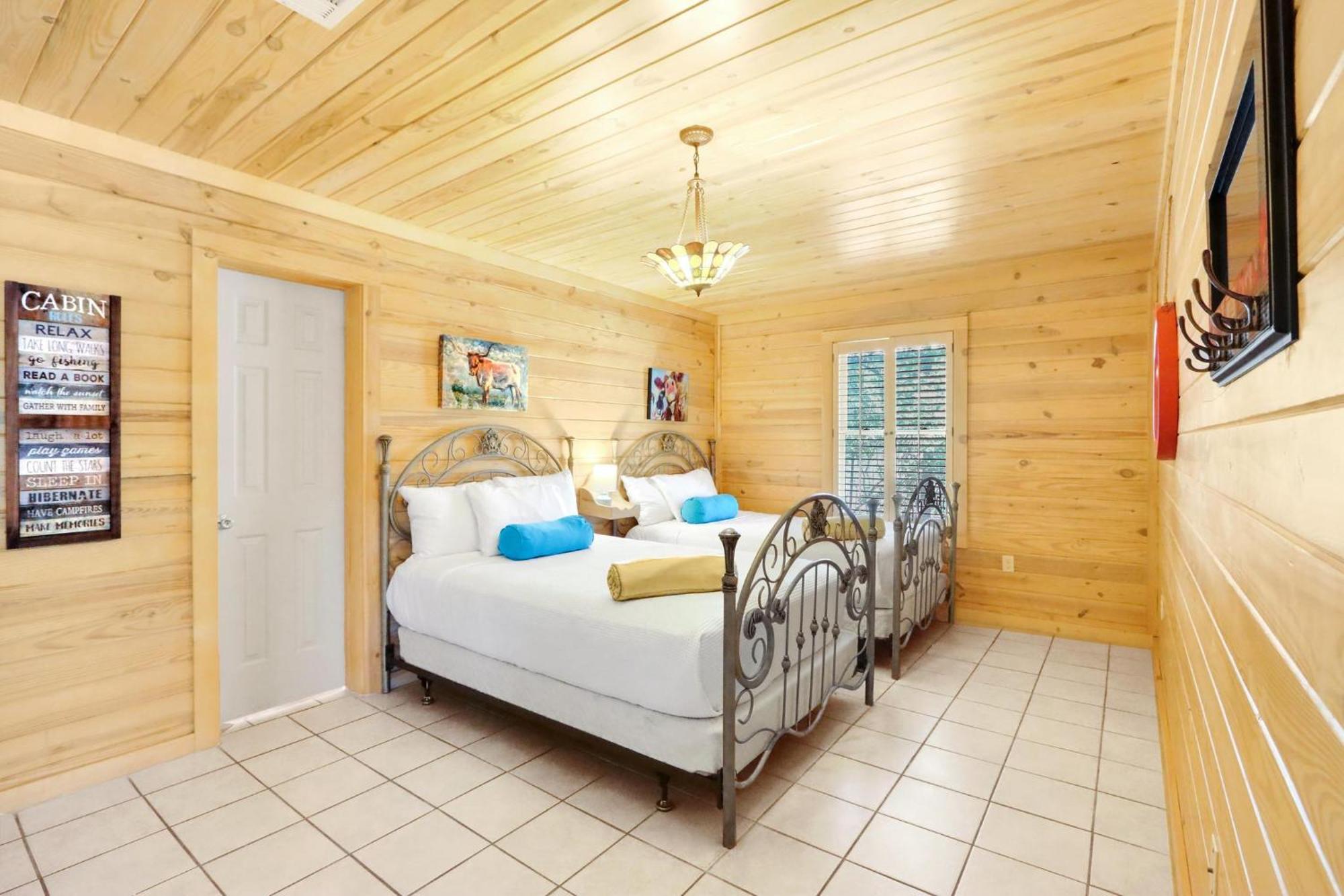 Wimberley Log Cabins Resort And Suites- The Oak Lodge Экстерьер фото
