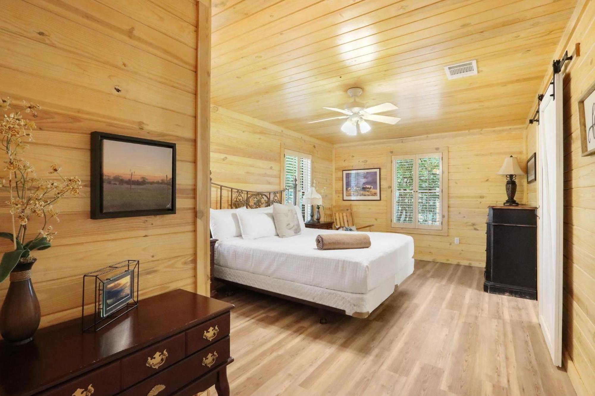 Wimberley Log Cabins Resort And Suites- The Oak Lodge Экстерьер фото