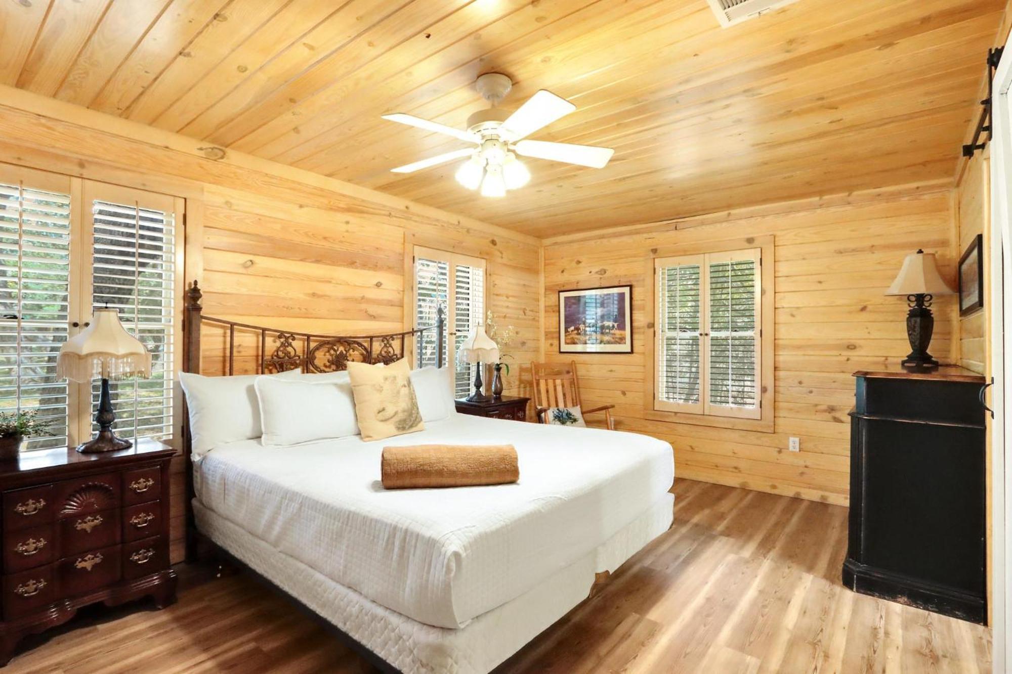 Wimberley Log Cabins Resort And Suites- The Oak Lodge Экстерьер фото